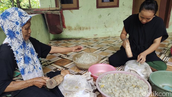 Penjual kolang-kaling musiman di Kampung Rancawiru, Desa Sukamekarsari, Lebak, Banten. (Foto: Fathul Rizkoh/detikcom)