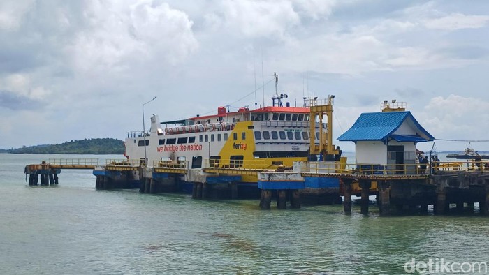 Penyebrangan kendaraan dari Batam menuju ke wilayah Pulau Sumatera.