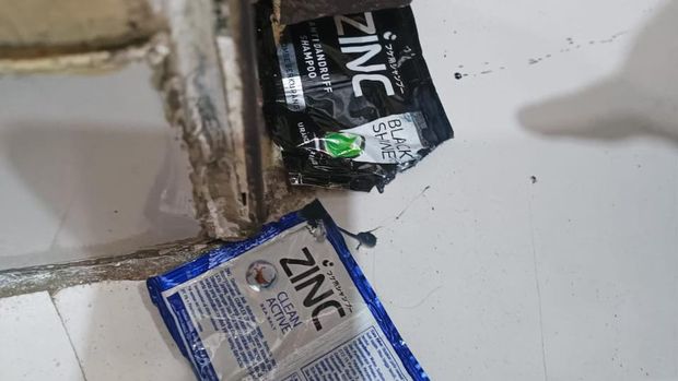 Empat sachet sampo yang ditenggak tersangka uang palsu di ruang tahanan Polsek Bantul, Jumat (15/3/2024).