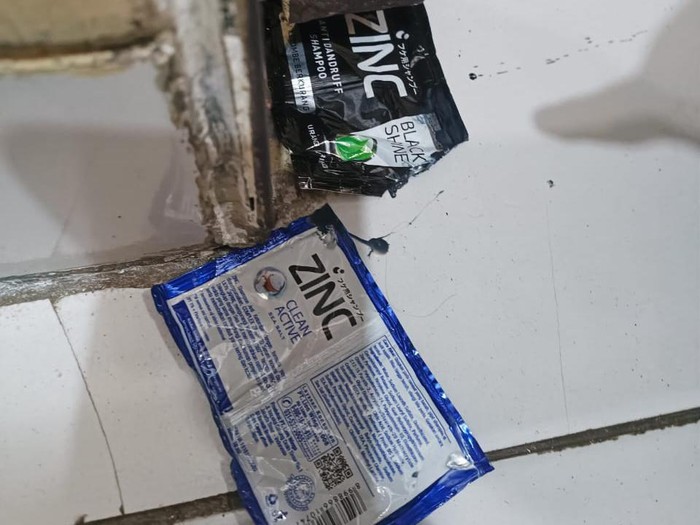 Empat sachet sampo yang ditenggak tersangka uang palsu di ruang tahanan Polsek Bantul, Jumat (15/3/2024).