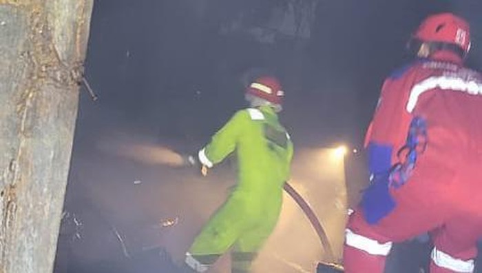 Petugas Damkar Makassar berjibaku memadamkan api kebakaran di Banta-bantaeng, Rappocini, Makassar. Dokumen Damkar Makassar