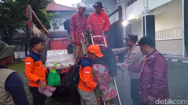 Petugas mengevakuasi warga terdampak banjir di Kudus, Sabtu (16/3/2024).