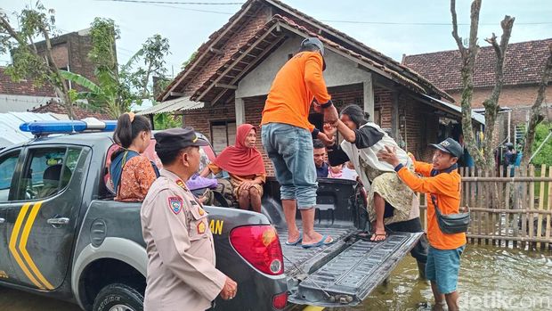 Petugas mengevakuasi warga terdampak banjir di Kudus, Sabtu (16/3/2024).