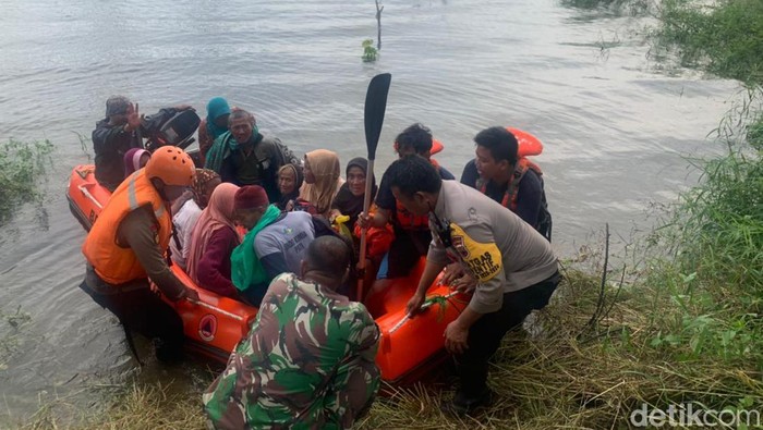 Petugas mengevakuasi warga terdampak banjir di Kudus, Sabtu (16/3/2024).