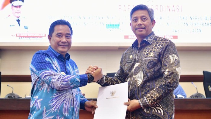Pj Gubernur Sulsel Bahtiar Baharuddin (kiri) serahkan SK Pj Sekda kepada Andi Muhammad Arsjad.