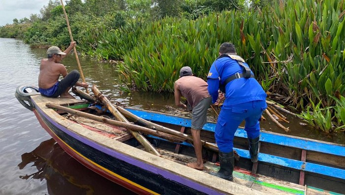 Polairud Pangkalan Sandar Ogan Komering Ilir melakukan pembersihan Sungai Musi.