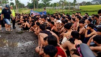 Mereka kemudian dilakukan pendataan oleh petugas kepolisian.