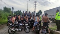 Selanjutnya kendaraan ,mereka diangku oleh petugas kepolisian ke Polresta Sidoarjo.