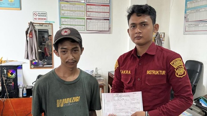 Polisi memotong knalpot brong mobil di Bone . Dokumen Polres Bone