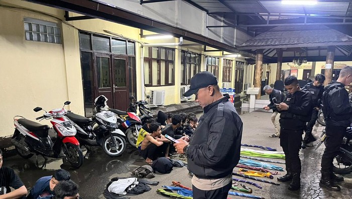 Polisi mengamankan remaja perang sarung di Cimahi