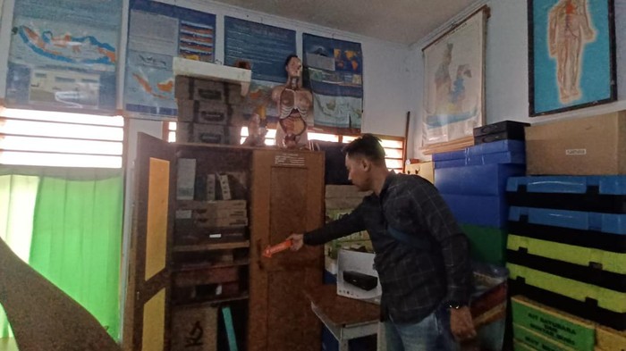 Polisi sedang melakukan olah TKP di sekolah dasar yang dsantroni maling.