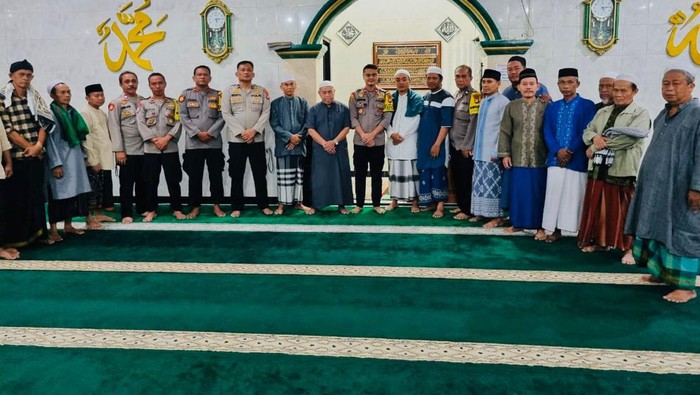 Polsek Grogol Petamburan melakukan kegiatan Subuh Keliling. Kegiatan ini dilakukan di berbagai lokasi yang rawan tawuran (dok. ist)