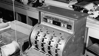 Pada 1957, Kroger hadir untuk membantu para pekerja di toko swalayan. Kehadiran mesin penghitung uang meminimalisir kesalahan hitung antara pekerja swalayan dengan pelanggan. Foto: Good Housekeeping