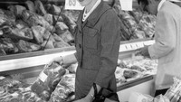 Memasuki abad ke-20, baru tercatat pelanggan yang datang ke supermarket mulai berpakaian rapi. Orang-orang tak lagi sekadar berbelanja tetapi juga memperlihatkan kedudukan sosialnya. Foto: Good Housekeeping