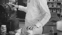 Tahun 1974 kemudian dinobatkan sebagai cikal bakal supermarket modern karena dimulainya penerapan pindai barcode. Sistem ini memudahkan para pekerja dan meminimalisir kesalahan pendataan harga produk. Foto: Good Housekeeping
