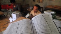 Karyawan menyelesaikan proses cetak Al-Quran di percetakan Menara Kudus, Kudus, Jawa Tengah, Sabtu (16/3/2024).