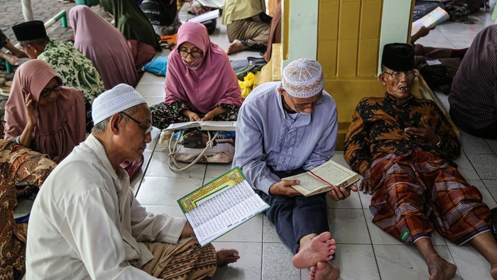 Sejumlah warga menyimak bacaan Al Quran yang disampaikan oleh seorang hafidz (penghafal) saat mengikuti semaan Al Quran (membaca dan menyimak bacaan Alquran) di Masjid Agung Kauman Semarang, Jawa Tengah, Sabtu (16/3/2024). Kegiatan yang diikuti ratusan umat muslim setiap hari setelah shalat dhuhur selama bulan suci Ramadhan di masjid agung tersebut sebagai salah satu ibadah yang dianjurkan dalam bulan Ramadhan sambil menunggu waktu berbuka puasa. ANTARA FOTO/Makna Zaezar/YU