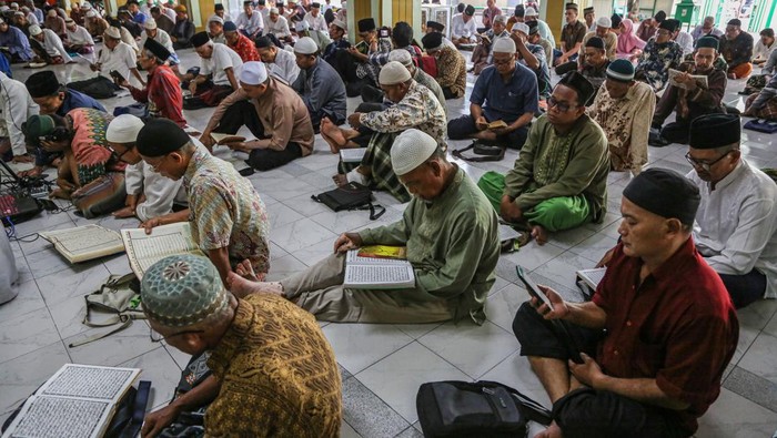 Sejumlah warga menyimak bacaan Al Quran yang disampaikan oleh seorang hafidz (penghafal) saat mengikuti semaan Al Quran (membaca dan menyimak bacaan Alquran) di Masjid Agung Kauman Semarang, Jawa Tengah, Sabtu (16/3/2024). Kegiatan yang diikuti ratusan umat muslim setiap hari setelah shalat dhuhur selama bulan suci Ramadhan di masjid agung tersebut sebagai salah satu ibadah yang dianjurkan dalam bulan Ramadhan sambil menunggu waktu berbuka puasa. ANTARA FOTO/Makna Zaezar/YU