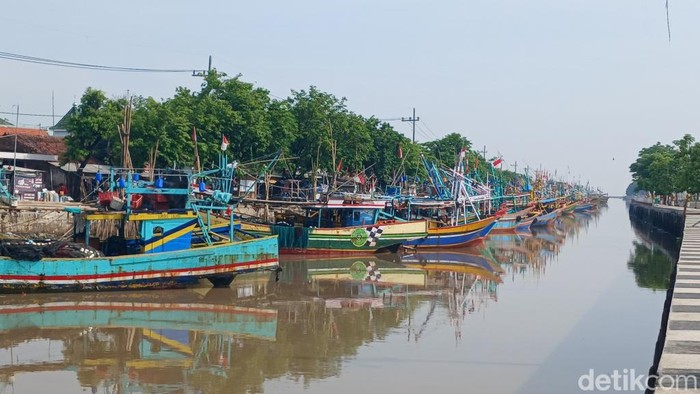 Ratusan perahu dan kapal milik nelayan Pasuruan disandarkan saat cuaca buruk dan gelombang tinggi.