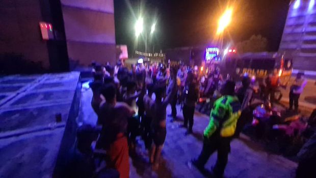 Razia balap liar di Tugu Paduraksa, perbatasan Lamongan-Gresik.