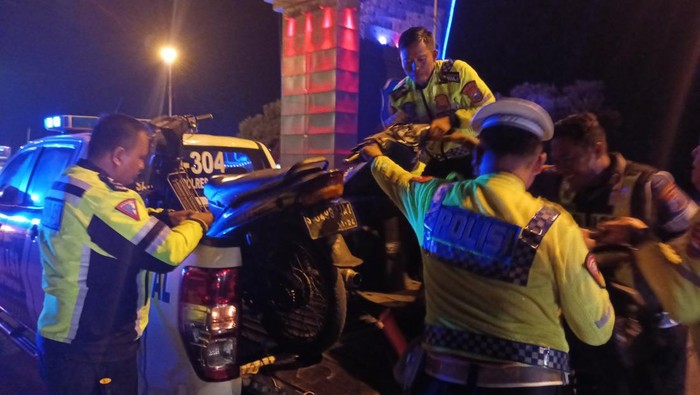 Razia balap liar di Tugu Paduraksa, perbatasan Lamongan-Gresik.