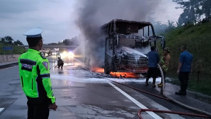 Petugas Damkar Satpol PP Boyolali memadamkan api yang membakar bus Rosalia Indah di tol Boyolali, Sabtu (16/3/2024) sore tadi.