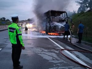 Detik-detik Bus Rosalia Indah Terbakar di Tol Semarang-Solo