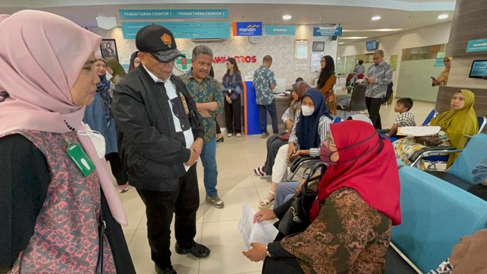 Tenaga Ahli Kedeputian II Kantor Staf Presiden, Brigjen TNI (Purn) dr Noch T Mallisa M.Kes mengunjungi RS Awal Bros Panam