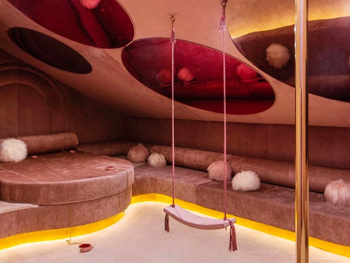 Ruangan Party Bunker di rumah Cara Delevingne Ruangan Party Bunker di rumah Cara Delevingne