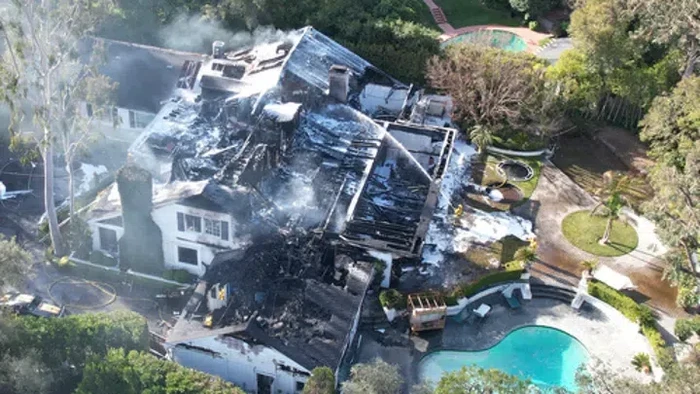 Rumah Cara Delevingne saat tengah dipadamkan Rumah Cara Delevingne saat tengah dipadamkan