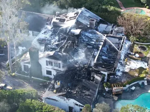 Rumah Cara Delevingne saat tengah dipadamkan