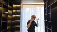 Sebelumnya ruangan ini adalah kamar tidur, namun dia mengubahnya menjadi walk in closet.