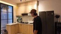 Dapur Rafael Tan sebenarnya bersebelahan dengan ruang tamu tanpa ada penyekat. Di hadapan dapur terdapat taman kecil tanpa atap. Jika pintunya dibuka angin segar dapat masuk.