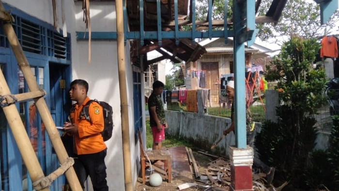 Rumah warga Caringin Bogor rusak diterjang angin kencang