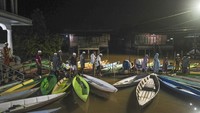 Tampak perahu ditambatkan di halaman masjid.