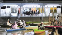 Umat muslim menggunakan perahu untuk berangkat melaksanakan salat tarawih di Masjid Riyadhul Abidin, Ulu Gedong, Jambi, Jumat (15/3/2024).