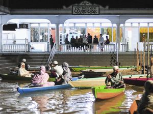 Semangat! Tetap Salat Tarawih Saat Banjir di Jambi