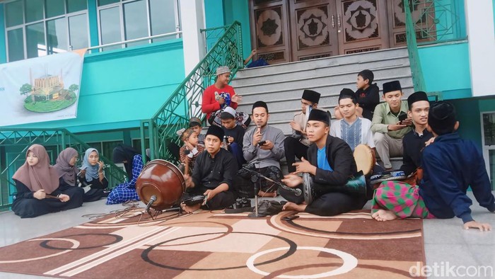 Sejumlah remaja sedang melaksanakan hadroh di pelataran Masjid Raya Palabuhanratu, Sukabumi, Sabtu (16/3/2024).