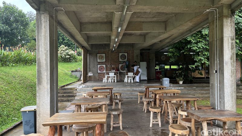 Menikmati akhir pekan dengan healing sejenak sambil melihat pameran lukisan di Semesta's Gallery, Lebak Bulus, Jakarta Selatan.