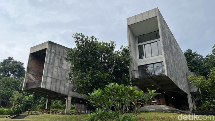 Menikmati akhir pekan dengan healing sejenak sambil melihat pameran lukisan di Semestas Gallery, Lebak Bulus, Jakarta Selatan.