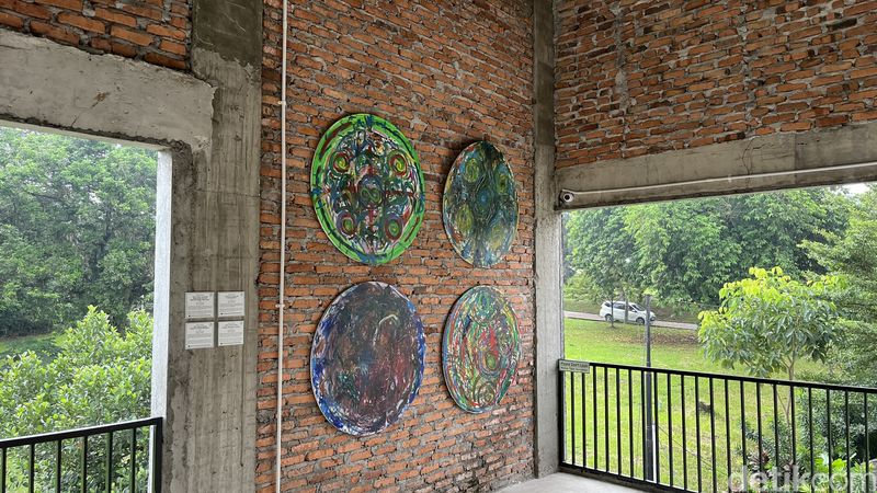 Menikmati akhir pekan dengan healing sejenak sambil melihat pameran lukisan di Semesta's Gallery, Lebak Bulus, Jakarta Selatan.