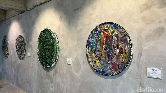 Menilik indahnya lukisan karya Andra Semesta di galeri seni miliknya, yaitu Semestas Gallery.
