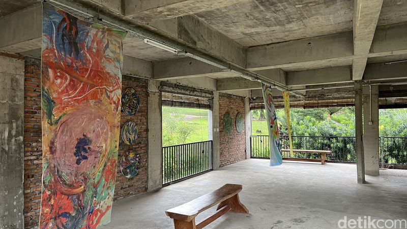 Menikmati akhir pekan dengan healing sejenak sambil melihat pameran lukisan di Semesta's Gallery, Lebak Bulus, Jakarta Selatan.