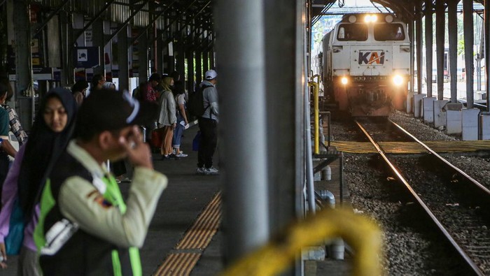 Calon penumpang berdiri di selasar kedatangan kereta api pascabanjir di Stasiun Semarang Tawang, Semarang, Jawa Tengah, Sabtu (16/3/2024).  PT KAI Daop 4 Semarang kembali mengoperasikan stasiun kereta tersebut usai banjir rob yang merendam jalur rel kereta maupun fasilitas di stasiun tersebut telah surut. ANTARA FOTO/Makna Zaezar/YU