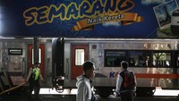 PT KAI Daop 4 Semarang kembali mengoperasikan stasiun kereta tersebut usai banjir rob yang merendam jalur rel kereta maupun fasilitas di stasiun tersebut telah surut.