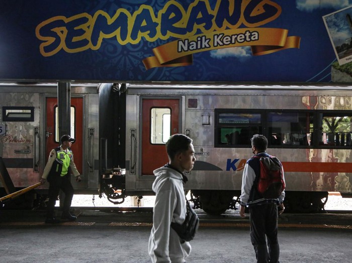 Calon penumpang berdiri di selasar kedatangan kereta api pascabanjir di Stasiun Semarang Tawang, Semarang, Jawa Tengah, Sabtu (16/3/2024).  PT KAI Daop 4 Semarang kembali mengoperasikan stasiun kereta tersebut usai banjir rob yang merendam jalur rel kereta maupun fasilitas di stasiun tersebut telah surut. ANTARA FOTO/Makna Zaezar/YU