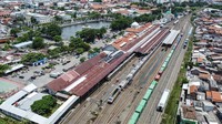 Foto udara suasana jalur rel kereta api dan areal stasiun pasca banjir di Stasiun Semarang Tawang, Semarang, Jawa Tengah, Sabtu (16/3/2024).
