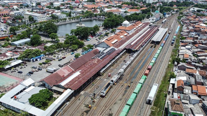 Calon penumpang berdiri di selasar kedatangan kereta api pascabanjir di Stasiun Semarang Tawang, Semarang, Jawa Tengah, Sabtu (16/3/2024).  PT KAI Daop 4 Semarang kembali mengoperasikan stasiun kereta tersebut usai banjir rob yang merendam jalur rel kereta maupun fasilitas di stasiun tersebut telah surut. ANTARA FOTO/Makna Zaezar/YU