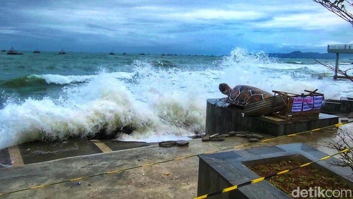 Suasana di Alun-alun Laut Gadobangkong, Palabuhanratu, Kabupaten Sukabumi.