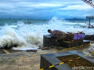 Menatap Alun-alun Laut Gadobangkong Usai Dihantam Gelombang